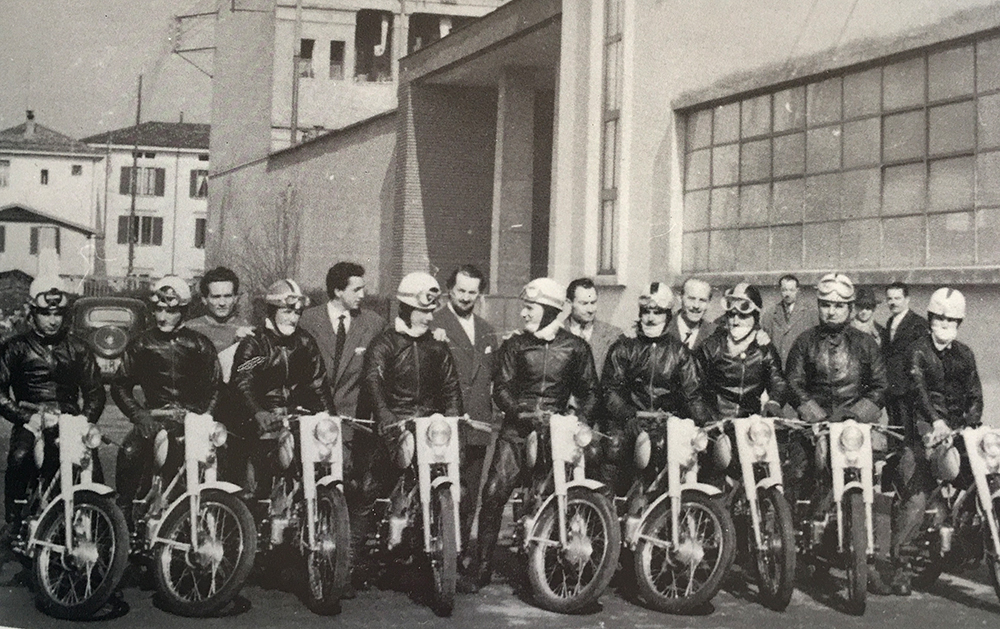la squadra corse ufficiale RUMI del 1955 fuori dello stabilimento di Bergamo
