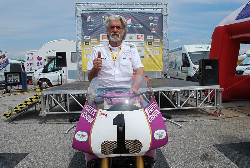 Oscar Rumi ritratto in sella alla Honda del Team Rumi, campione del mondo superbike negli anni 1988 e 1989. Moto Rumi - Rumi Motorbikes