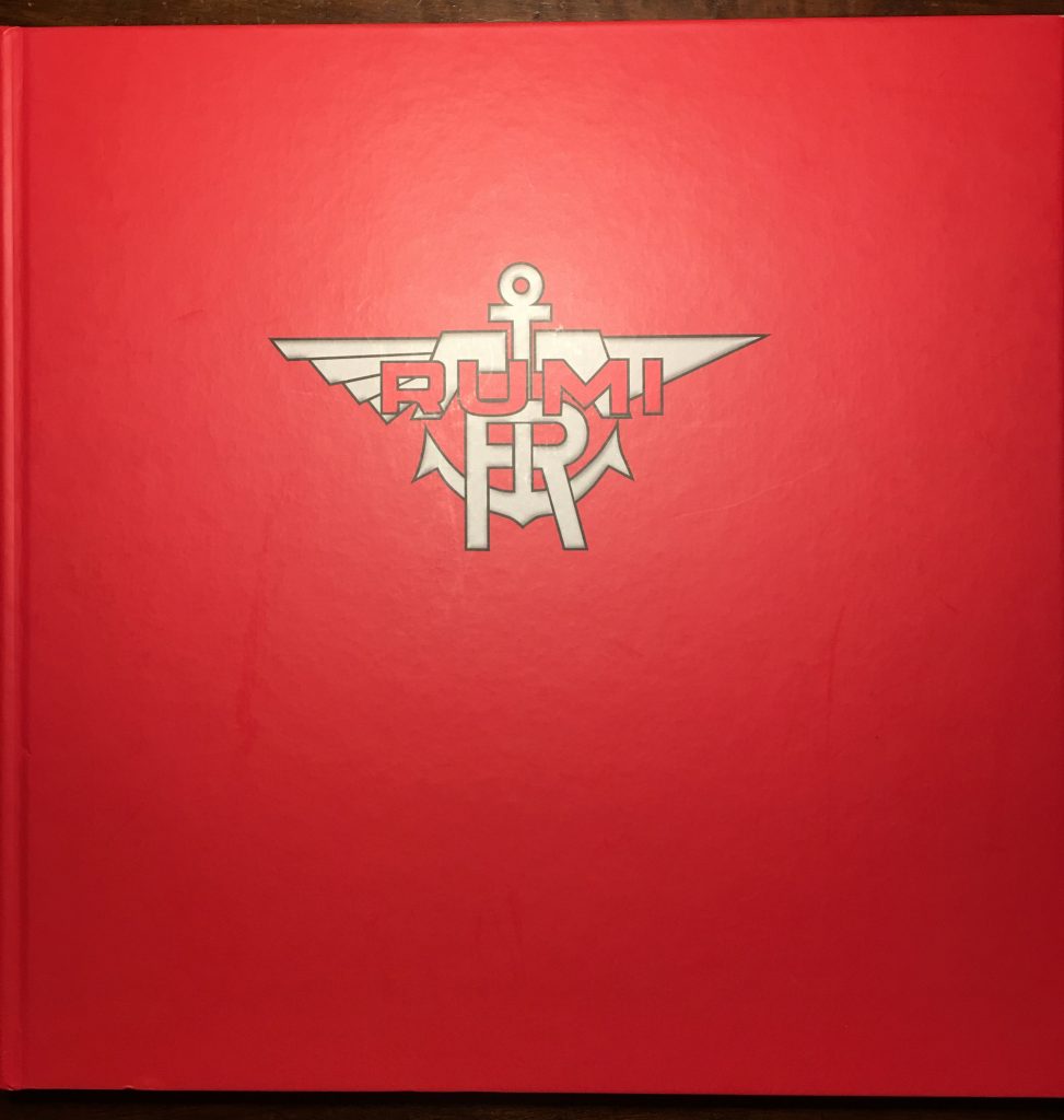 Copertina del libro dedicato alla moto RUMI. copertina rosso RUMI con logo in centro. il libro è di forma quadrata